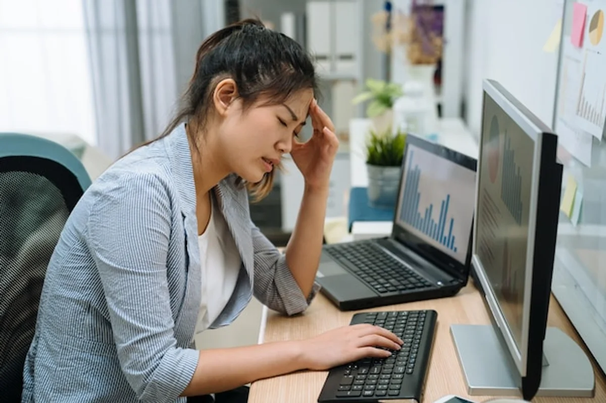 confused businessman reading long complicated email