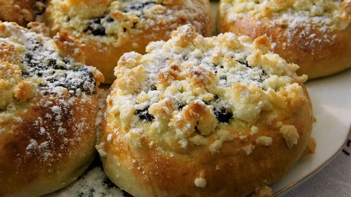 společné pečení podzimního koláče v rodinné kuchyni