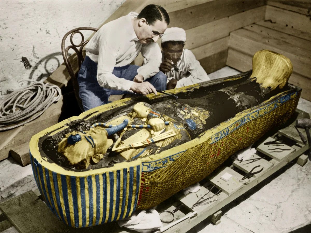 Howard Carter discovers Tutankhamun tomb real photo