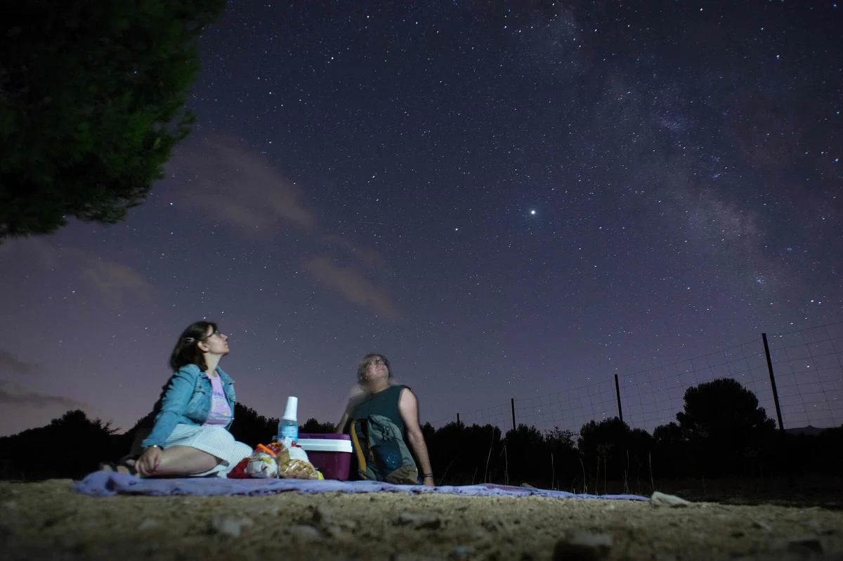 Czech family watching meteor shower blanket thermos night