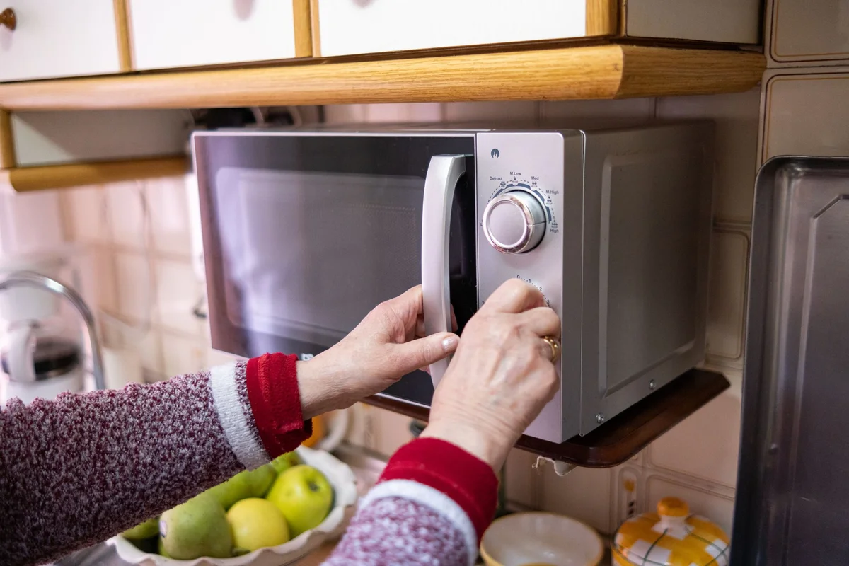 energy-saving tips at home Czech real kitchen
