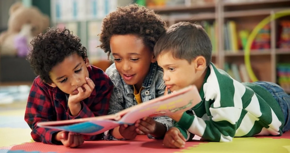 children reading multilingual books together