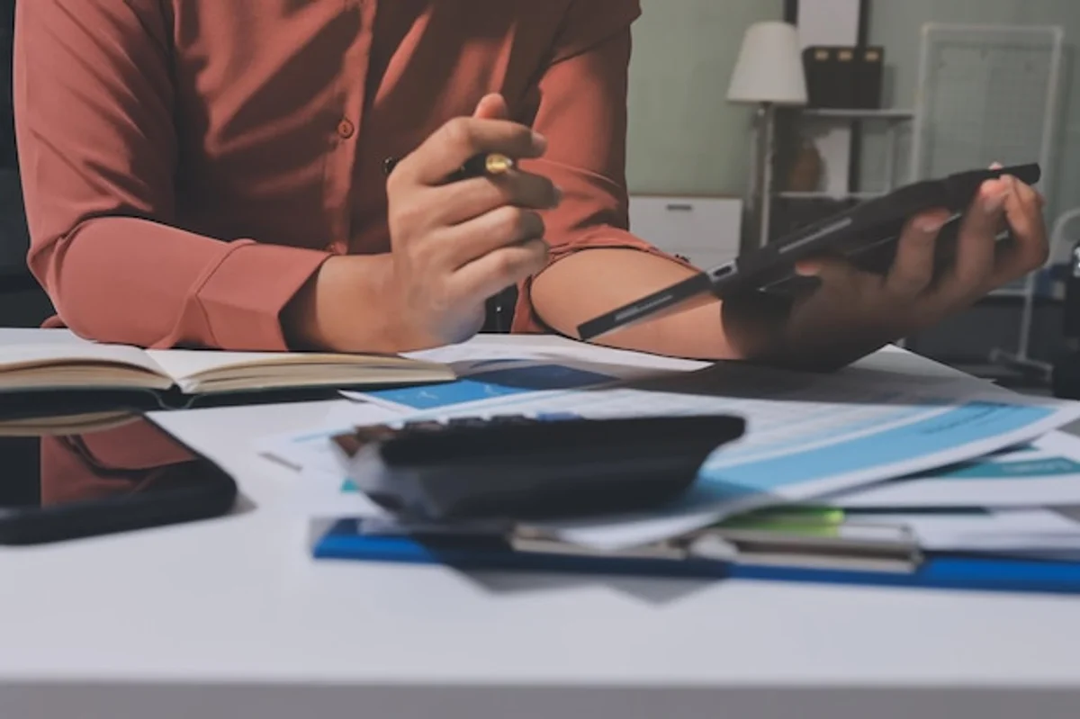 office worker stressed at desk, czech