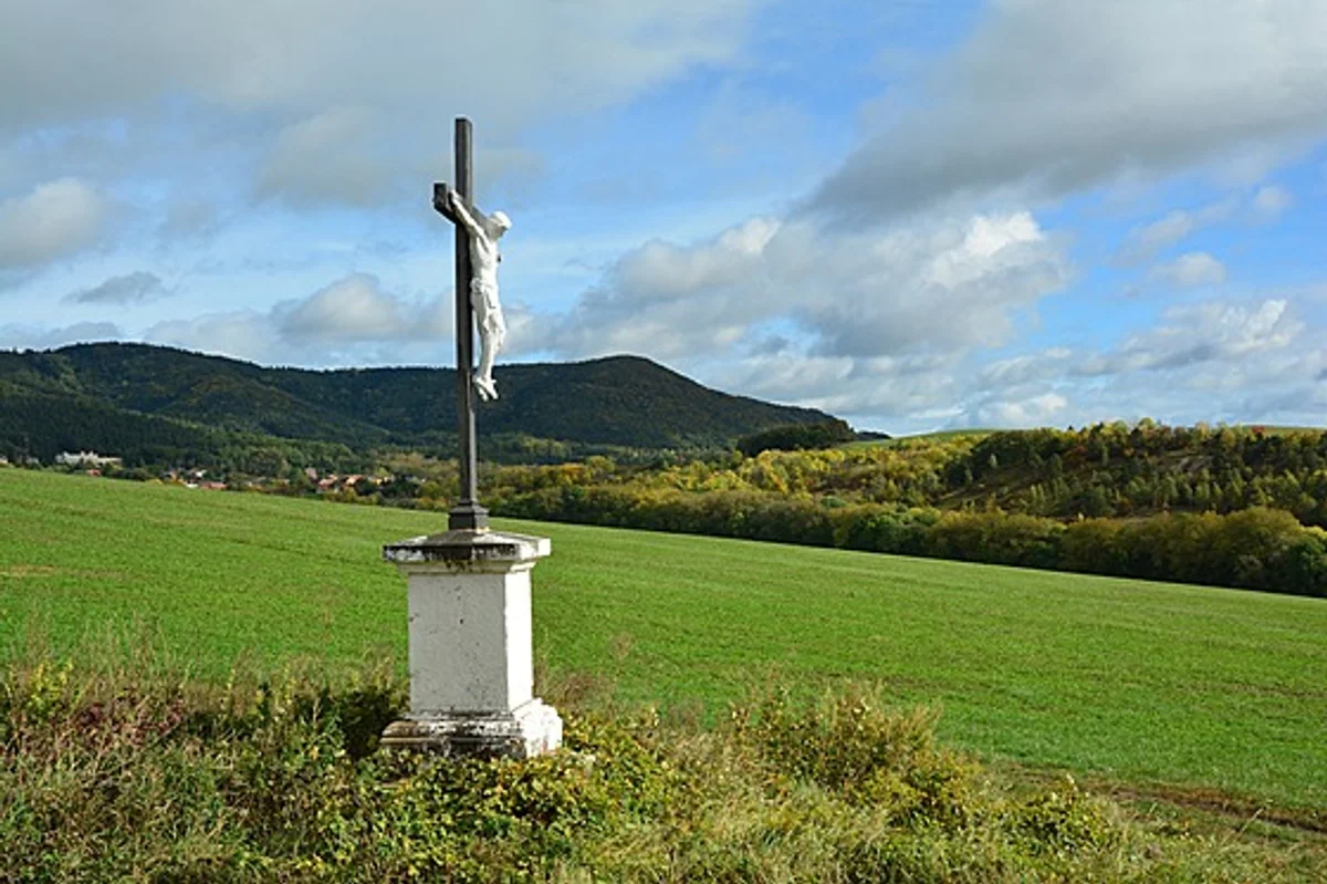 boží muka u polní cesty česká krajina panorama