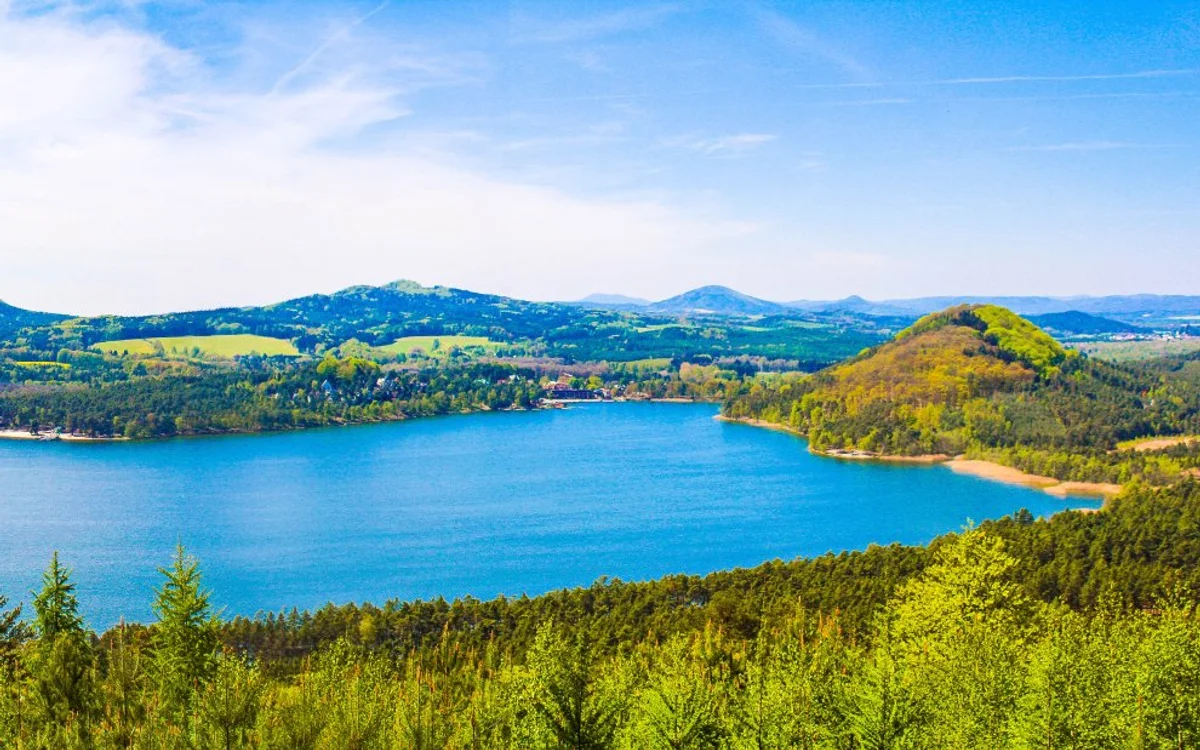 neznámé jezero mlha ráno česká příroda