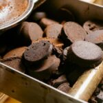 Kávový filtr plný použité kávy záchrani vaše rajčata. Odborníci vědí proč