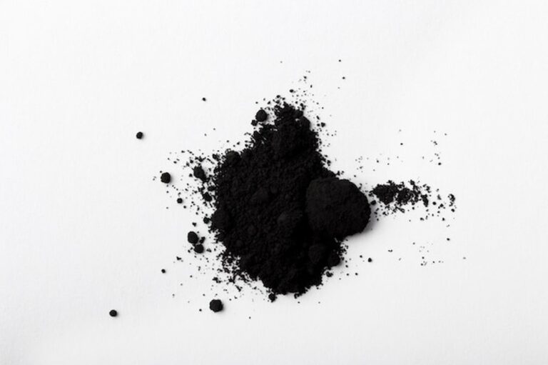 Kompostér bez zápachu: jednoduchý trik s uhlím, který opravdu funguje