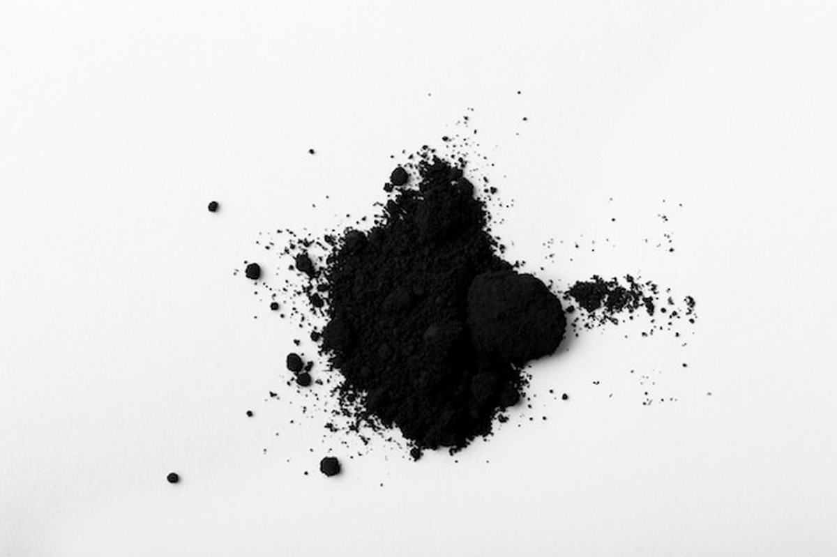 Kompostér bez zápachu: jednoduchý trik s uhlím, který opravdu funguje