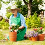 Po padesátce bez bolesti zad: jak se starší ženy učí zahradničit