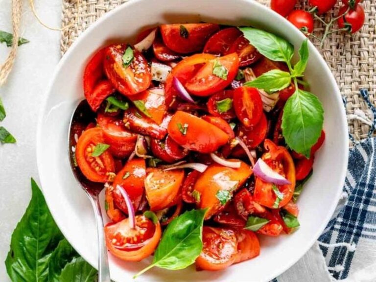 Sadař vám říká: nikdy neseďte salát hned po rajčeti – důvod vás fascinuje