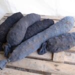 Staré ponožky naplněné pískem = nejlevnější kotvičky pro rostliny na větru