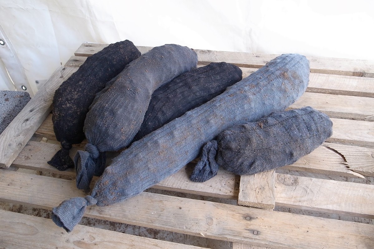 Staré ponožky naplněné pískem = nejlevnější kotvičky pro rostliny na větru