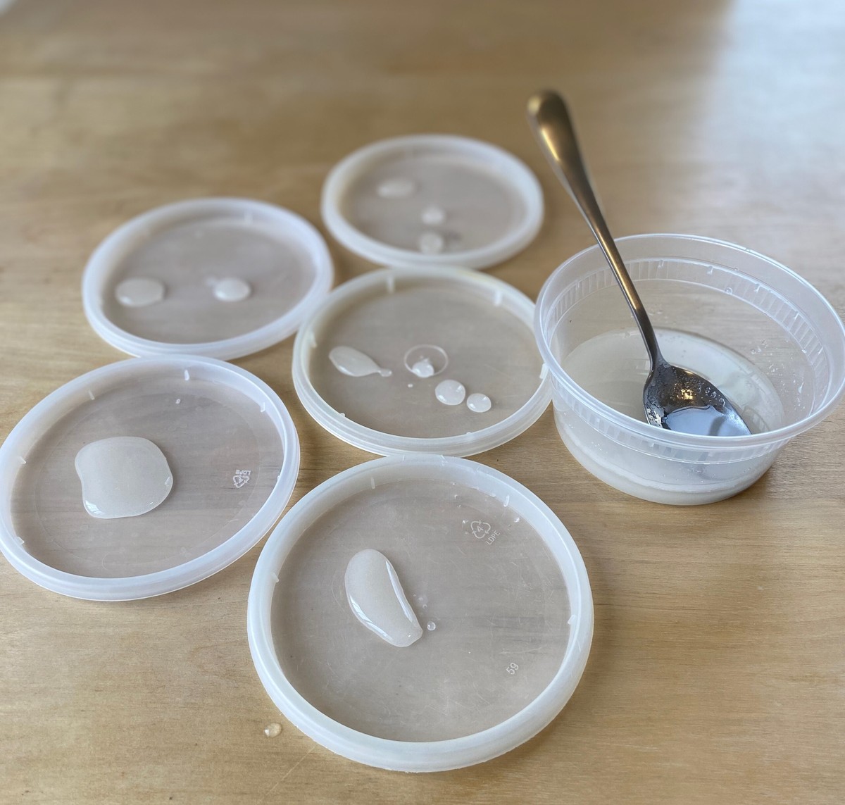 Staré punčochy naplněné pískem: zahradnický trik proti mravencům - image 2