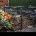 Starý drátěný košík se změní na dokonalou kompostéru, stačí ho postavit správně