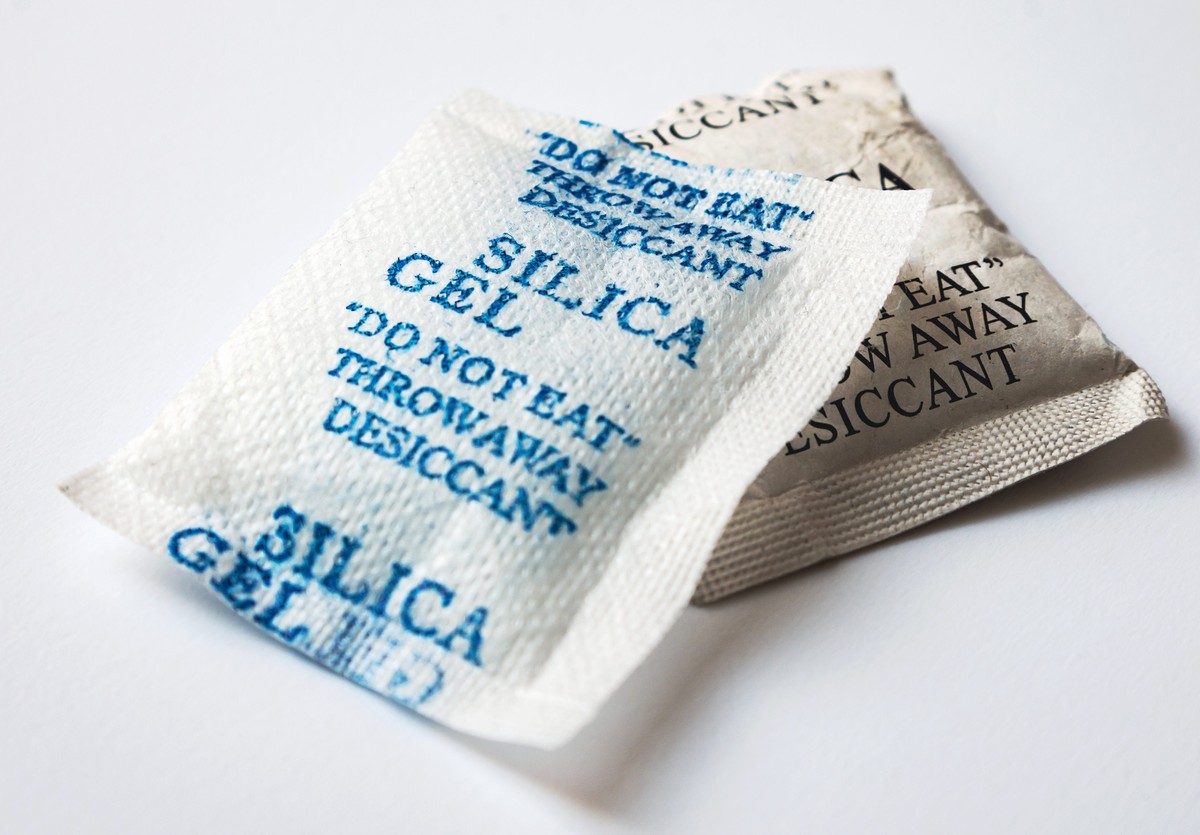 Sůl a silica gel: kombinace, která záchrání vaše hrnečky od vlhkosti