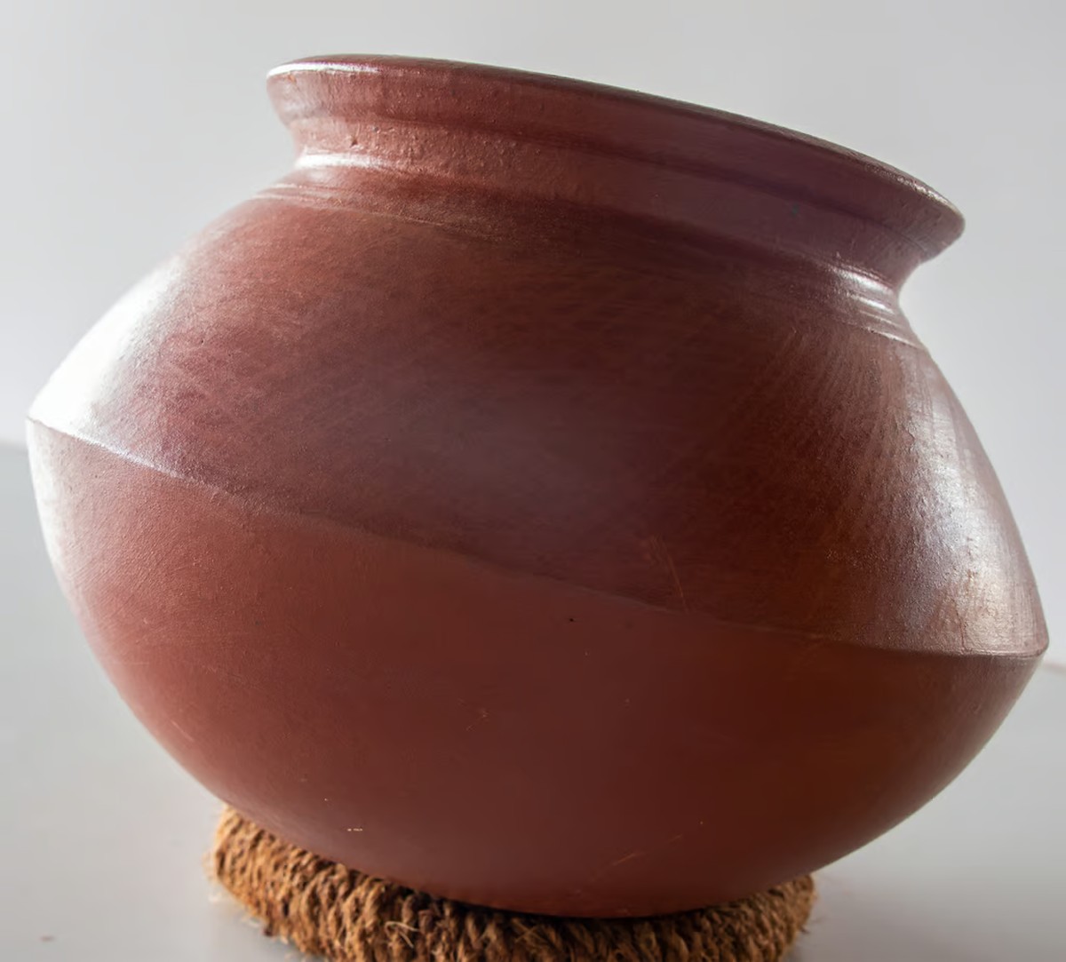 Hlinená cihla v květináči ušetří vodu o 40 procent - trik ze starých zahrad