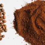 Kávové tachle za kompostér? Proč je zahradníci skrývají