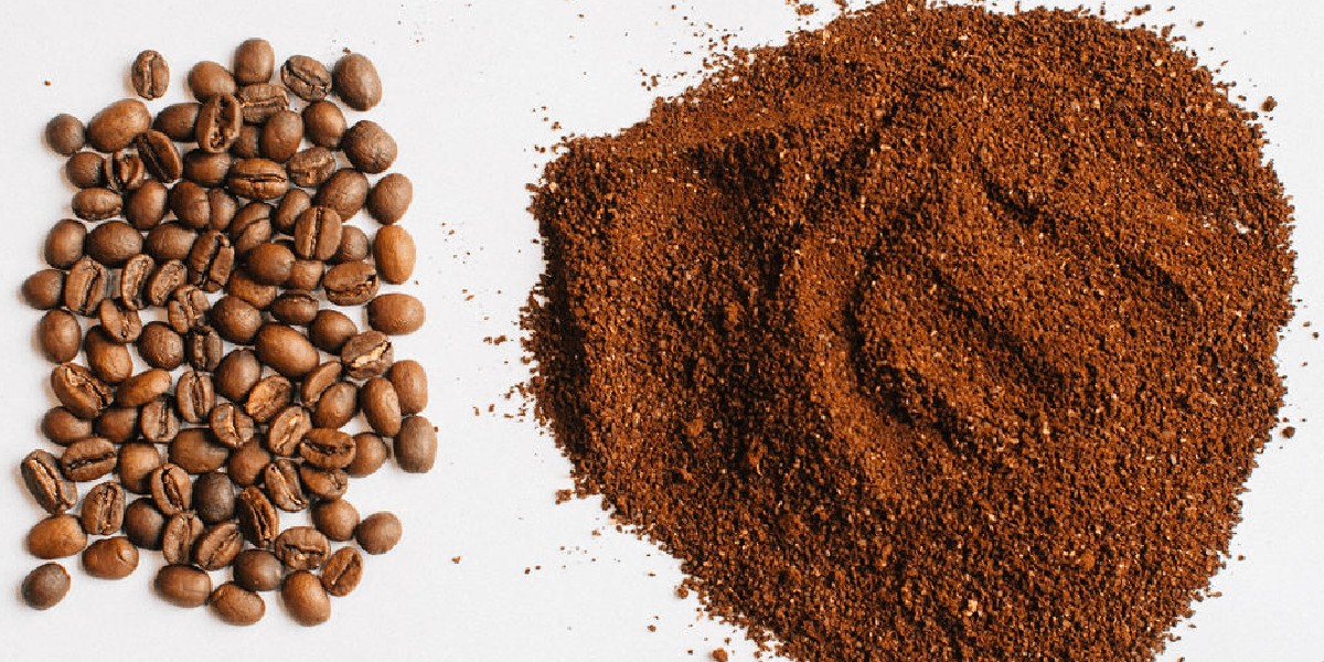 Kávové tachle za kompostér? Proč je zahradníci skrývají