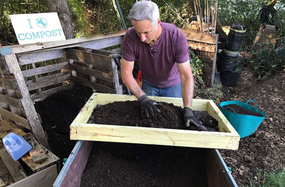 Kávový filtr jako sito na kompost? Zahradníci vám za tenhle trik poděkují - image 1