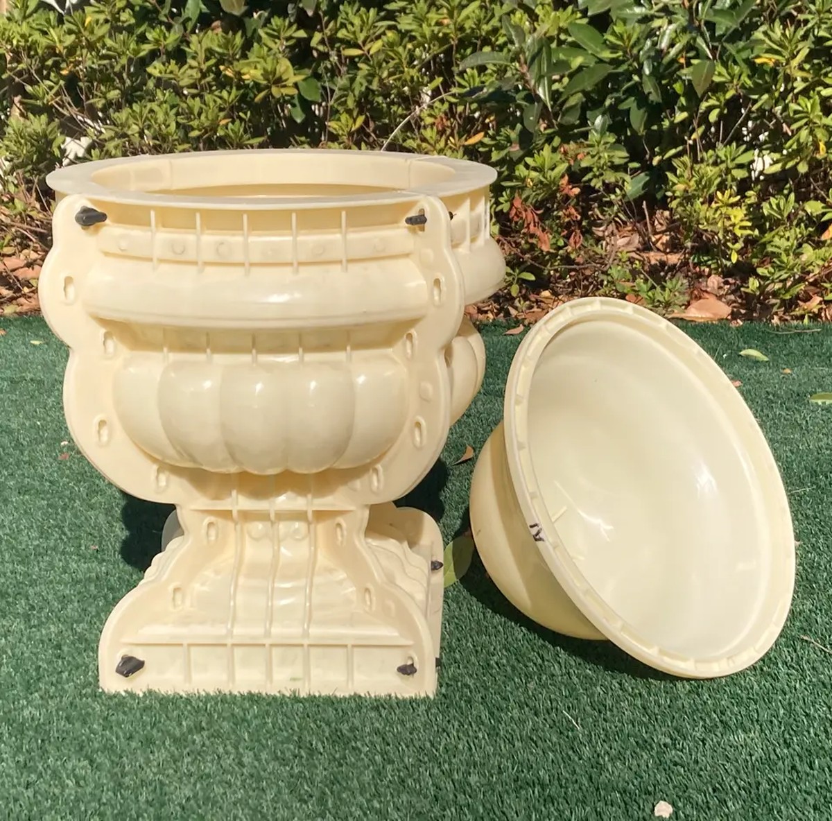 Papírové ručníky pod květináči: jak zastavit plíseň za pár korun