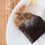 Použitá čajová sáčka na půdu: geniální způsob, jak živit rostliny zadarmo