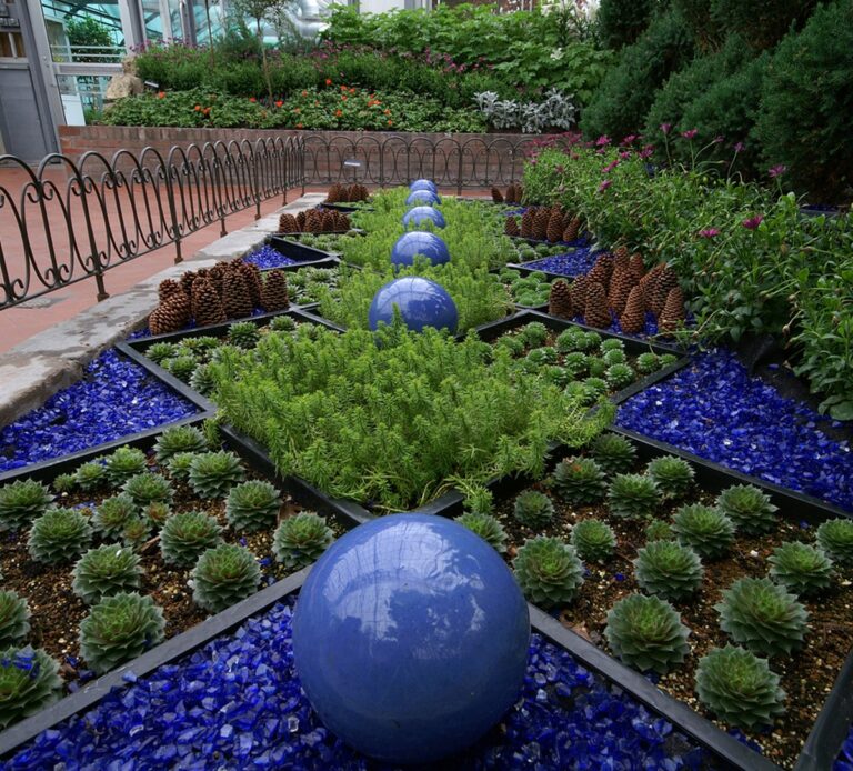 Rozbitá střepovina místo drahého mulče. Zahradníci tají tuto levnou alternativu