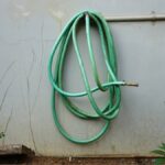 Staré hadice jsou poklad: jak z nich udělat zavlažovací pásku zdarma