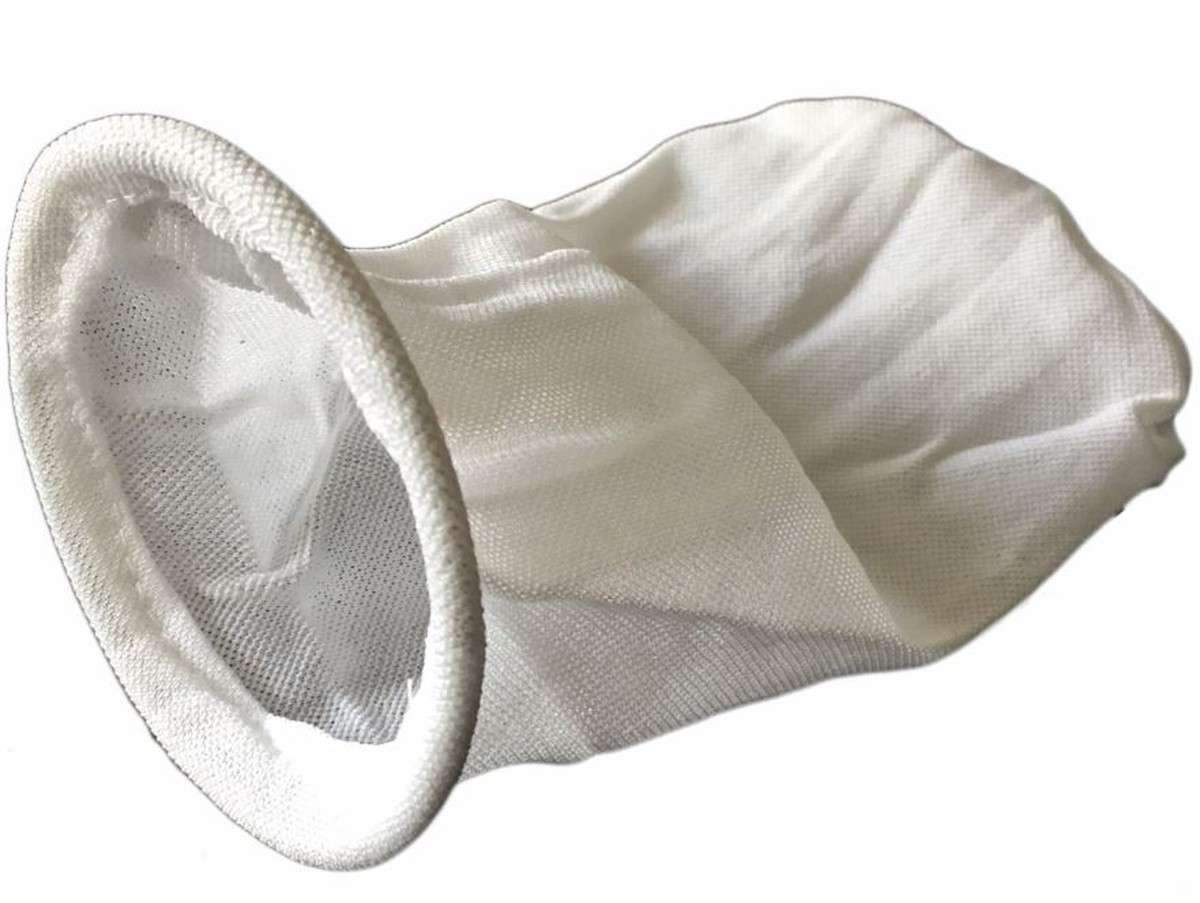 Staré ponožky naplněné pískem – geniální návnada na slimáky