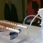 Staré punčochy plné písku řeší vlhkost v teplákně jednoduše