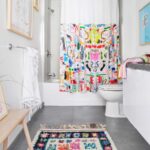 Starý sprchový závěs jako ochranu před sluncem: geniální řešení na 5 korun