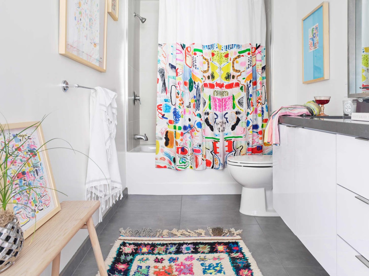 Starý sprchový závěs jako ochranu před sluncem: geniální řešení na 5 korun