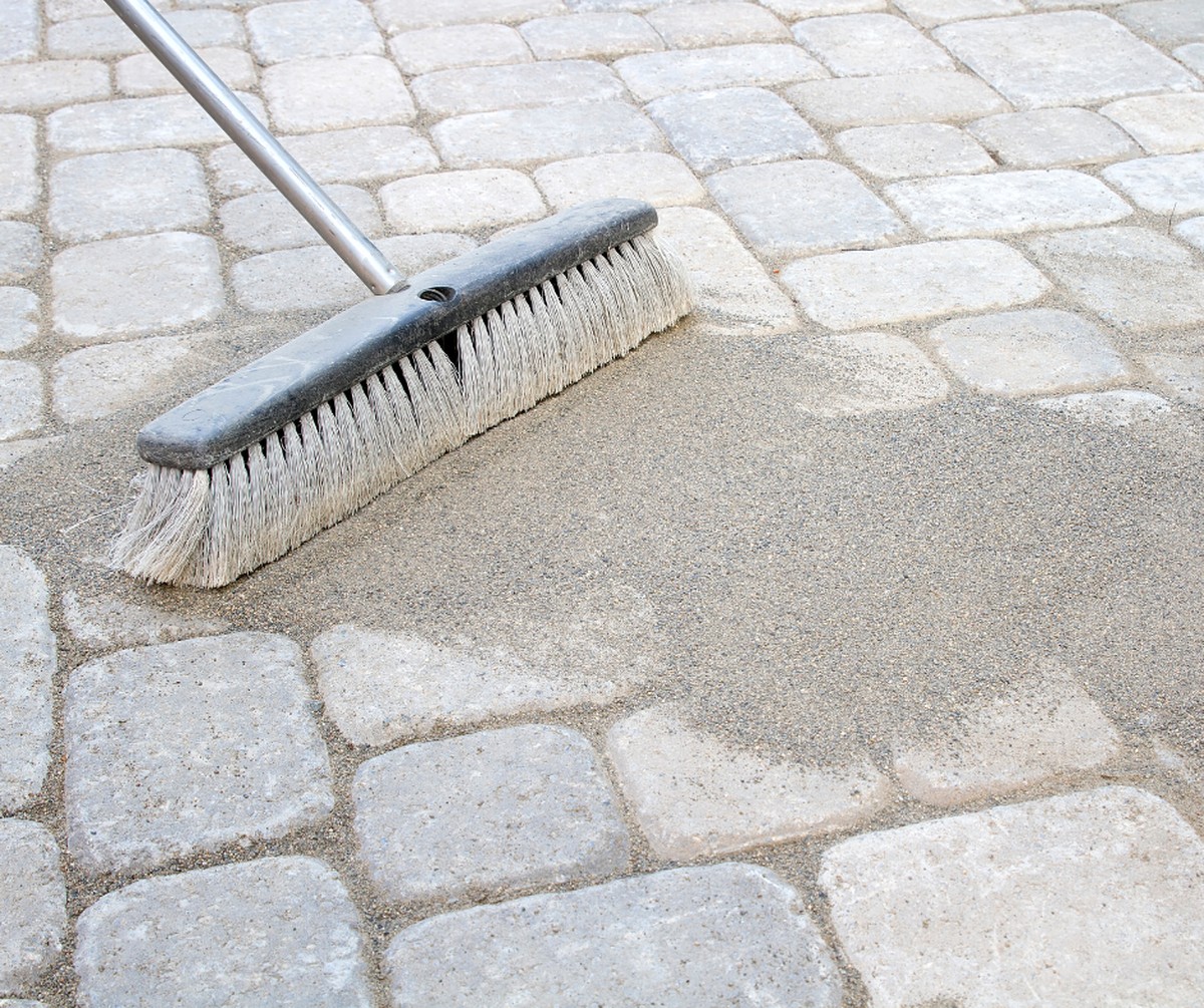 Sůl a mýdlo na plevel mezi dlaždicemi – chemie se nevyplatí - image 2