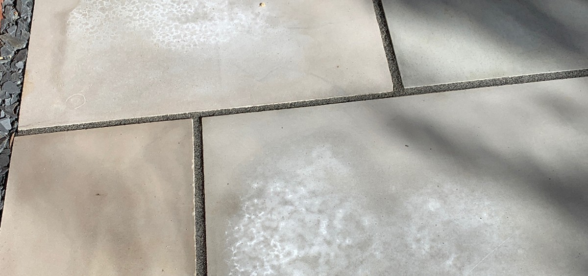 Sůl do mezer mezi dlaždicemi zahrady: jak na věčně čisté cesty