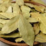 Vložte bobkový list do mouky: 100letý trik proti škůdcům v záhradě