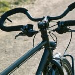 Alobalová fólie kolem řídítka v zimě: trik, který zdvojnásobuje suchost rukou