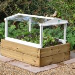 Hlinená forma na chléb jako nástroj na zaokrouhlování vrcholů bylinek