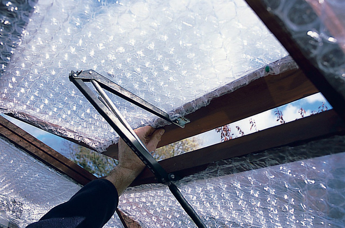 Hliníková fólie za radiátorem zahrady: jak ušetřit 30 % na topení skleníku