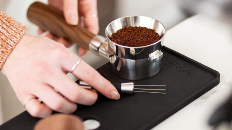 Kávový olej na zahradních nástrojích? Proč údržbáři toto skrývají