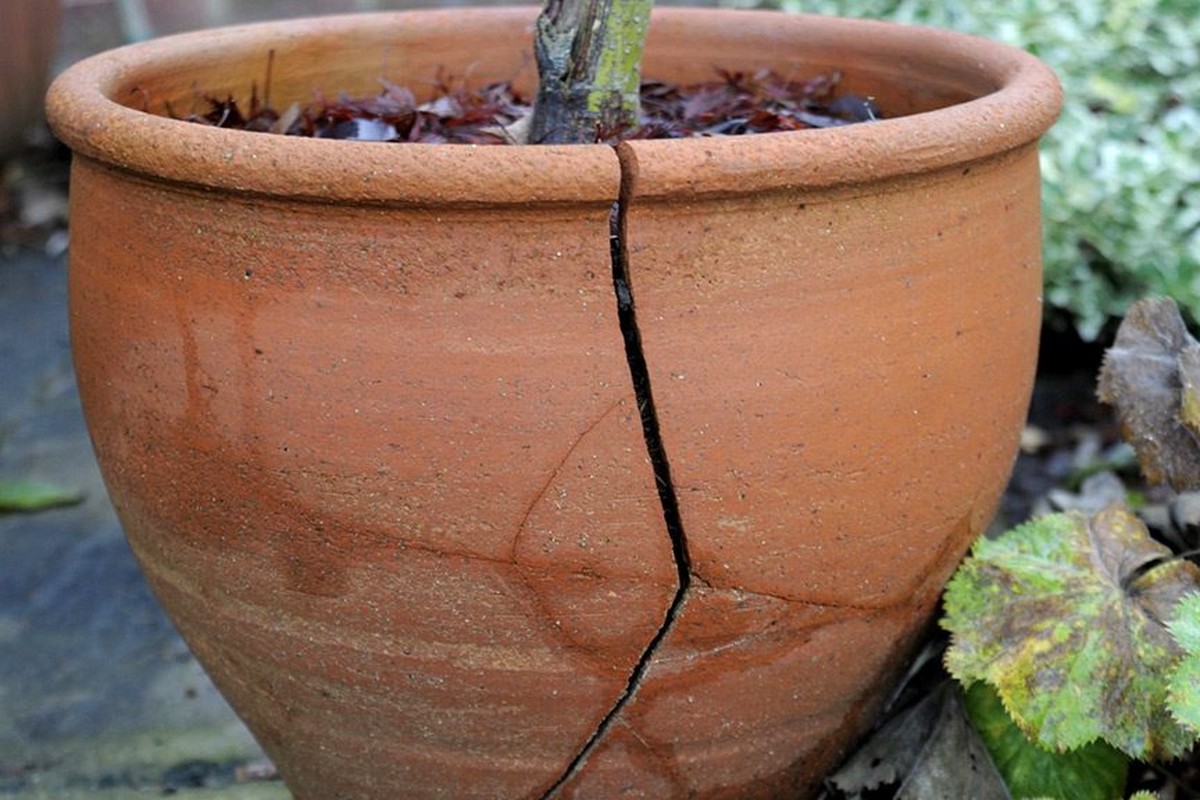 Puklina v květináči opravená jedním trikem – bez nákupu nového