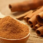 Skořice rozsypaná kolem rajčat: proč se růžice vyhýbají široko daleko