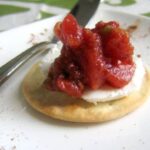 Skořicový prach jako ochrana proti mouchám na rajčatech