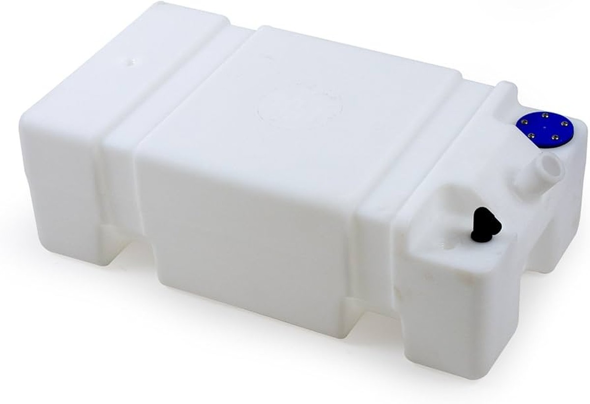 Staré ponožky plné papíru jako skvělý zásobník vody pro rostliny - image 1