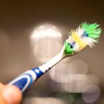 Staré zubní kartáče k čištění mechu ze spár: trik na 20 let