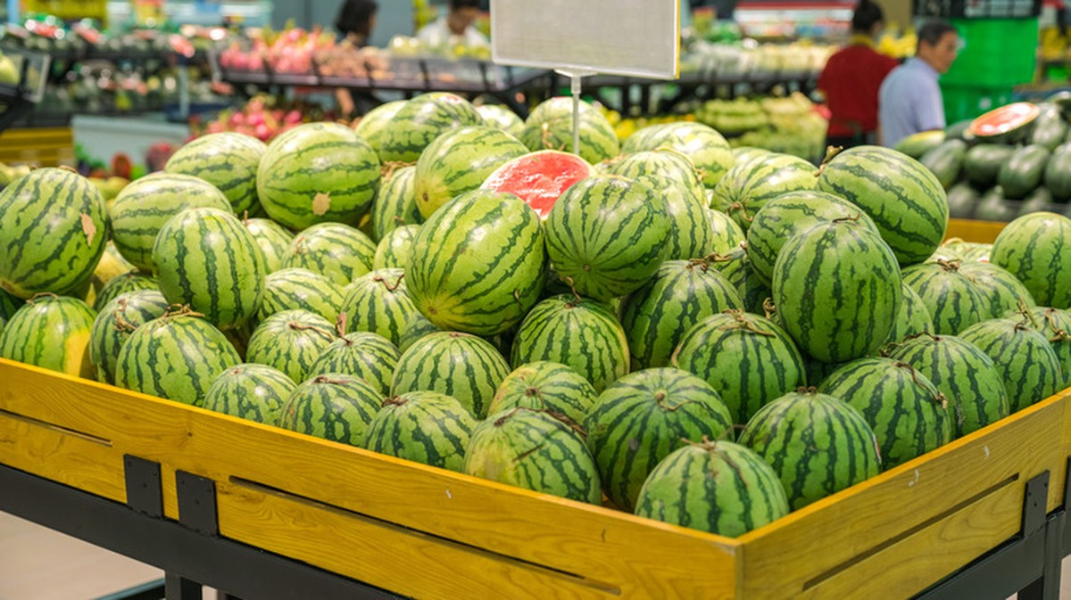 Vlhké noviny pod melouny: proč to zabraňuje hnilobě a zvyšuje chuť