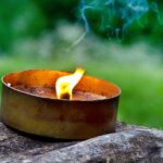 Jak přetavit staré svíčky na přírodní hmyz odrazující prostředek do zahrady