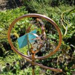 Pomocí měděného drátu kolem stonku? Staří zahradníci znají trik proti slimákům