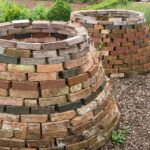 Rozbitá cihla v kompostu: geniální řešení proti zápachům