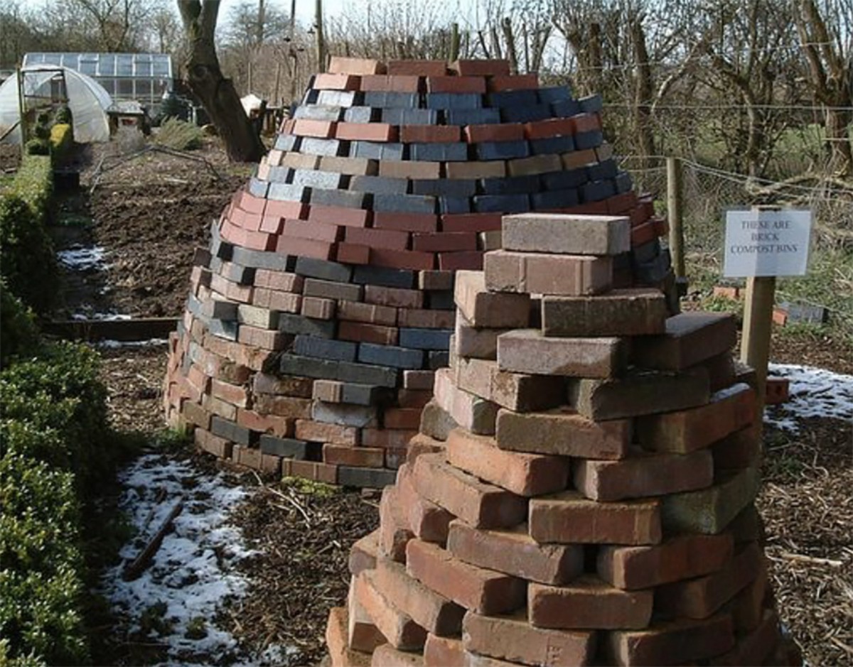 Rozbitá cihla v kompostu: geniální řešení proti zápachům - image 1