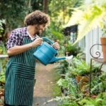 Садоводы раскрывают: никогда не поливайте растения в это время суток