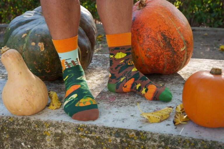 Staré ponožky jako návlečky na tykve? Jak chrání úrodu před sluncem